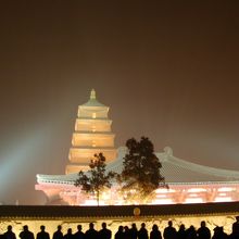 塔と門のライトアップ