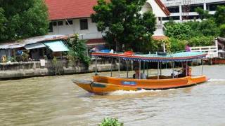 いろんな種類のボートが往来しています