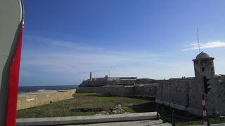 海沿いを歩けば立派な要塞が並んでいる