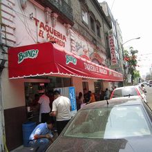 外から見てもお客さんがいるのが分かる