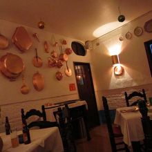 店内。お鍋が掛かって素敵