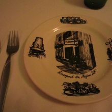 お皿に店名が入ってる