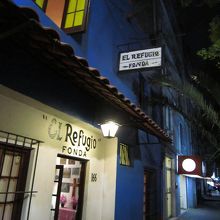 お店の外観。メキシコらしい青。