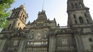 地盤沈下していて少し傾いた教会