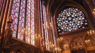 女子なら誰しもウットリ！ピンクのステンドグラス。