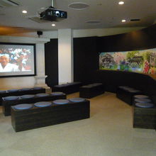 乗り場のビル内。シアタールーム。