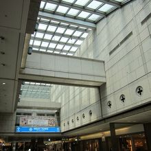 上がガラス張りなので日が差し込み明るいです、