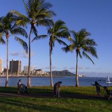 おなじみのアングルでワイキキ方面ダイアモンドヘッドを見ます