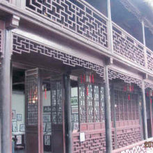 手摺りの木彫が美しい