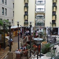 吹き抜けの部分は開放的なレストラン（朝食会場は別）