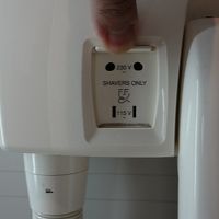 洗面所にはシェーバー用電源、日本のプラグもそのままＯＫ