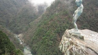 ぐねぐね山道、深い渓谷、青い川の水