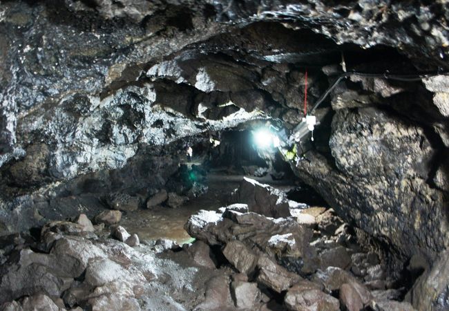 溶岩が固まったようなゴツゴツとした岩