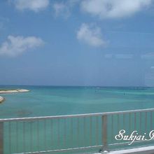 写真は空港からあしびなーに向う途中の景観です。