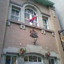 緑の屋根に赤いレンガが美しい