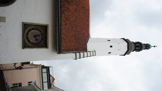 白い壁が印象的