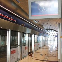 駅のホーム。メトロが来た時だけドアが開きます。