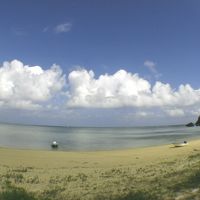 浜に降りれば当たり前のようにサバニが置いてある