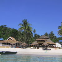 左側に見える青い屋根がモーシンシャレーです