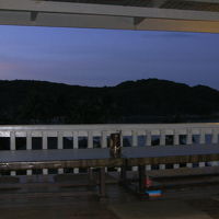 シャレー、レストランの窓際の席。　