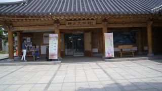 入ると薬の香りが