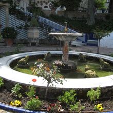 庭の噴水。ちょっとリアルなカエルの彫刻がユニーク。