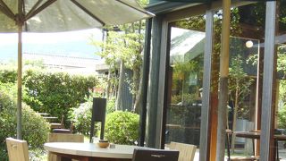 金鱗湖を眺めながら飲食できる　ラ・リューシュ