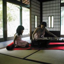 住居部分の和室での催しの様子（琴）