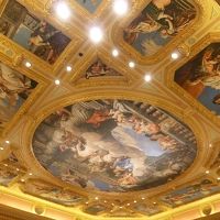 建物中央部の天井画です。華やかで豪華です