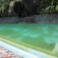 プールの掃除くらいしてよ！！もちろん入れません