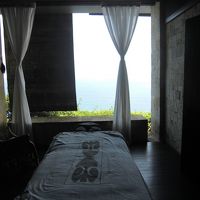 スパの部屋　オープンスペースで波の音がＢＧＭ