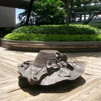 ホテル横の公園。