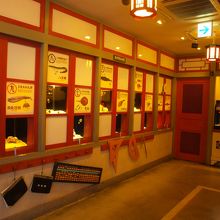 館内は歩きやすく、展示物が並んでいます