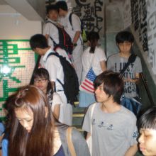 入り口より上の階段には殺到した若い地元客で１時間半待ちの行列