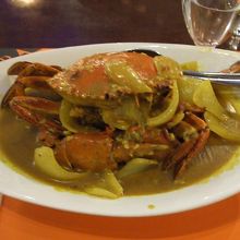 カレーハイ。食べるのは少し大変ですが、ビニールの手袋付き。