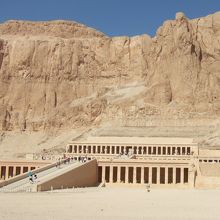 壮大なスケールの神殿です