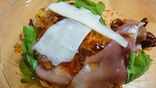 外のエスプレッソバーは朝7時OPEN