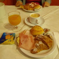 パン・ハム・サラミ・コーヒー　どれも美味しい。