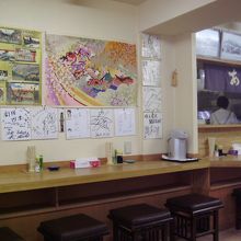 タレントの色紙がいっぱいの店内