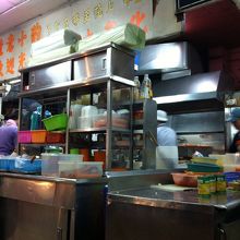 厨房がテーブルのすぐ横にあるオープンキッチンです。