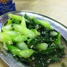 野菜の塩味炒め。ビールはシンガポールのタイガー。