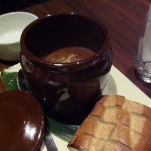 壺付けシチュー　パン付きうまい