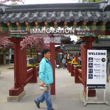 島の入口。写真右手がチケット売場。