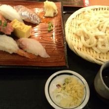 新鮮なお寿司にうどんのセット。
