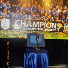 なでしこのトロフィーです。