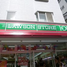 百円均一のローソン。トイレ貸してください。ゴミ箱もあります。