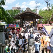 岩手公園側、桜山神社からみた人ごみです。