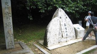 斎場御殿（せーふぁうたき）の三角岩