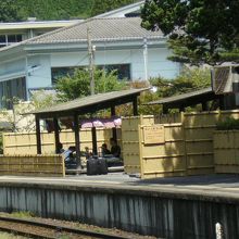 駅に雰囲気ある足湯が
