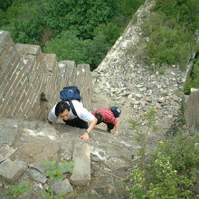 崩れた階段を上る時は慎重に！